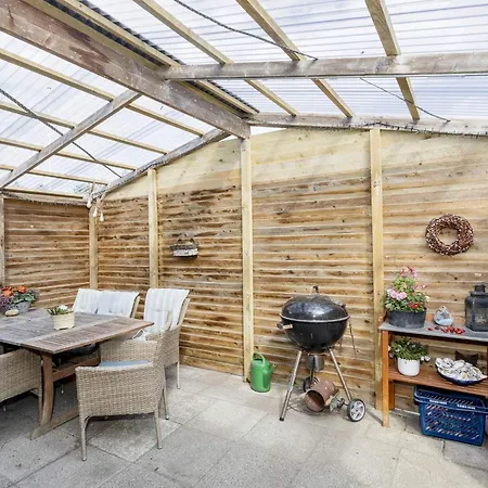 8 Person In Logstor-by Traum