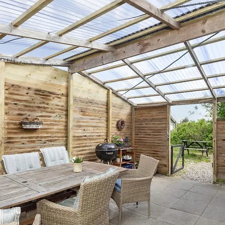 8 Person In Logstor-by Traum