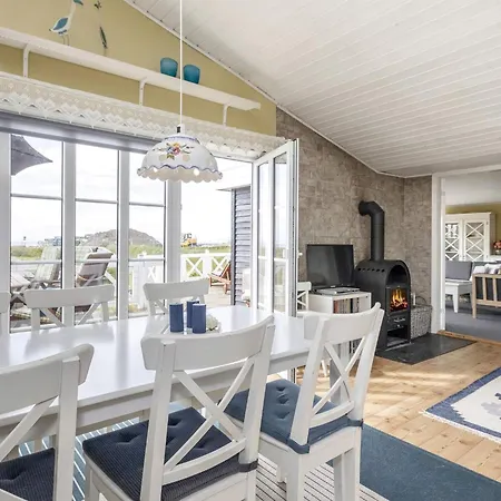 8 Person In Logstor-by Traum *